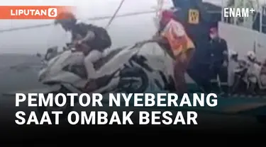 Ombak Besar Bikin Pemotor Nyaris Jatuh Saat akan Turun dari Kapal