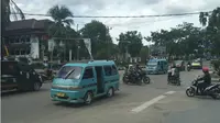 Mobil angkutan Kota yang sehari-hari beroperasi di Kota Kendari, Sulawesi Tenggara terancam berkurang jumlah penghasilannya dengan masuknya Grab. (Liputan6.com/Ahmad Akbar Fua)