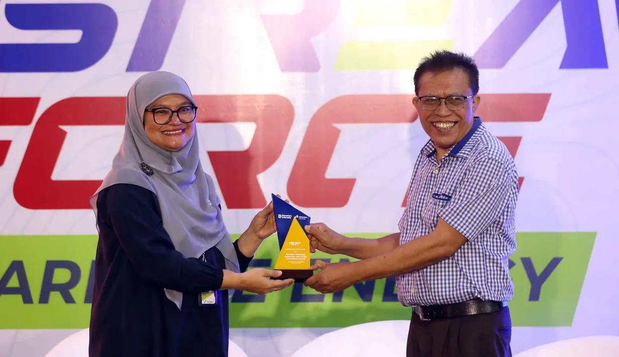 Kegiatan ini menjadi wadah edukatif dan inspiratif bagi mahasiswa serta masyarakat umum yang ingin memahami lebih dalam tentang peran sektor hulu migas dalam menjaga ketahanan energi nasional. Tampak dalam foto, Pjs Corporate Secretary PT Pertamina Hulu Energi, Fitri Erika (kiri) memberi cenderamata kepada Dosen dan Wakil Dekan III Universitas Trisakti, Ir. Mulia Ginting, M.T, jelang gelaran “Upstream Force: We Are The Energy” di Gedung PPDT Galeri R FSRD, Universitas Trisakti, Jakarta, Rabu (12/11/2025). (Liputan6.com/Helmi Fithriansyah)