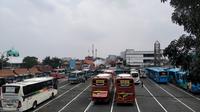 Suasana Terminal Cicaheum di Kota Bandung kembali bergeliat setelah larangan mudik lebaran 2021 berakhir. (Liputan6.com/Huyogo Simbolon)