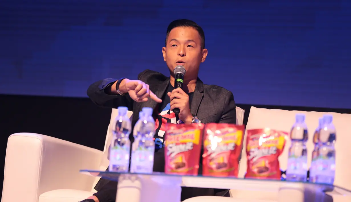 Ayah dua orang anak itu mengaku nyaman dengan julukan awalnya. Seperti diketahui, Penulis Skenario Asli Terbaik Festival Film Indonesia 2017 lewat film Cek Toko Sebelah itu mengawali kariernya dari komedi. (Adrian Putra/Bintang.com)