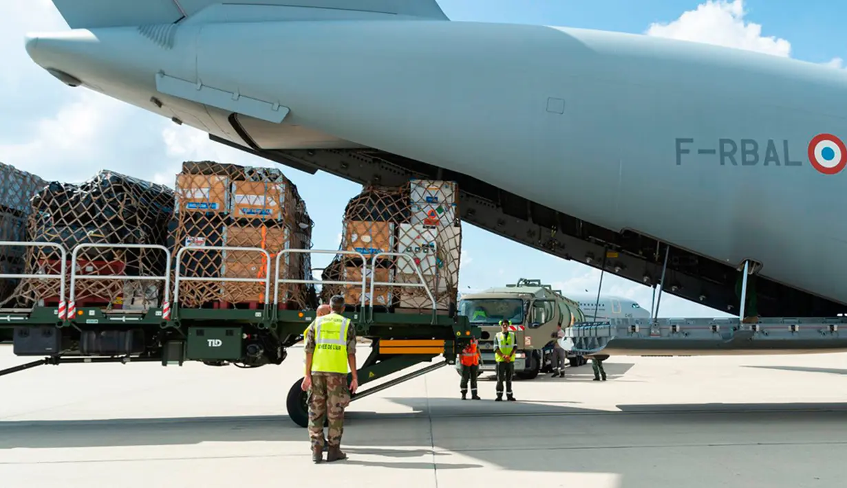 Tentara memuat pesawat kargo dengan bantuan bencana untuk Libya di Pangkalan Militer Istres, Prancis, Rabu (13/9/2023). Seorang pejabat kesehatan Libya mengatakan jumlah korban tewas telah mencapai lebih dari 5.100 orang dan diperkirakan akan terus bertambah. (État-Major des Armees via AP)