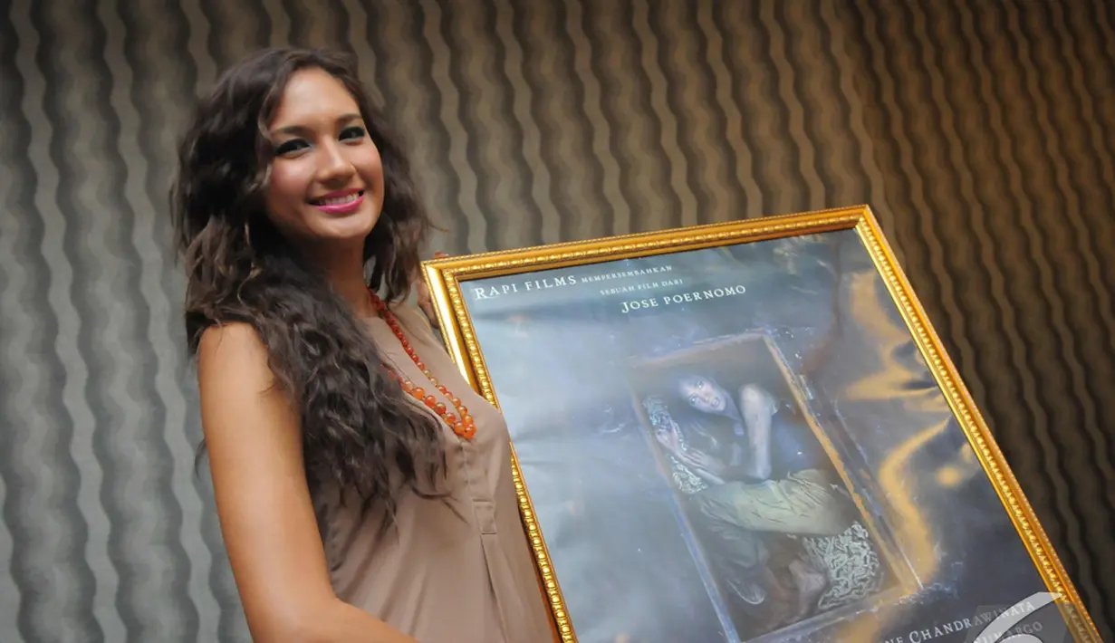 Nadine mengaku baru saja terlibat dalam sebuah film horor bertajuk "Danau Hitam" garapan Jose Purnomo. Foto diambil di kawasan Cikini Jakarta, Sabtu (15/11/2014) (Liputan6.com/Herman Zakharia) 