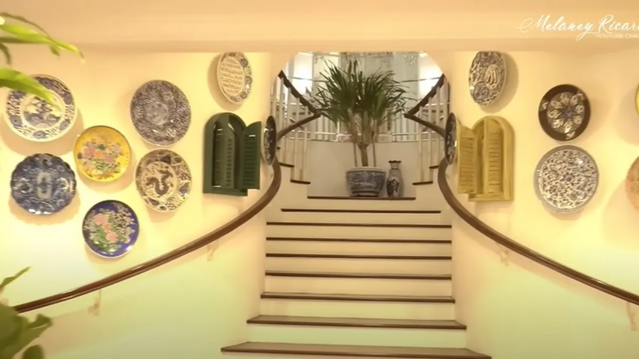 Detail Desain Tangga Rumah Yuni Shara