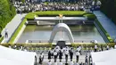 Warga Jepang menghadiri upacara memperingati 72 tahun tragedi bom Hiroshima di Peace Memorial Park di Hiroshima, Jepang (6/8). Acara peringatan tragedi bom atom Hiroshima ini digelar setiap tahun. (Ryosuke Ozawa/Kyodo News via AP)