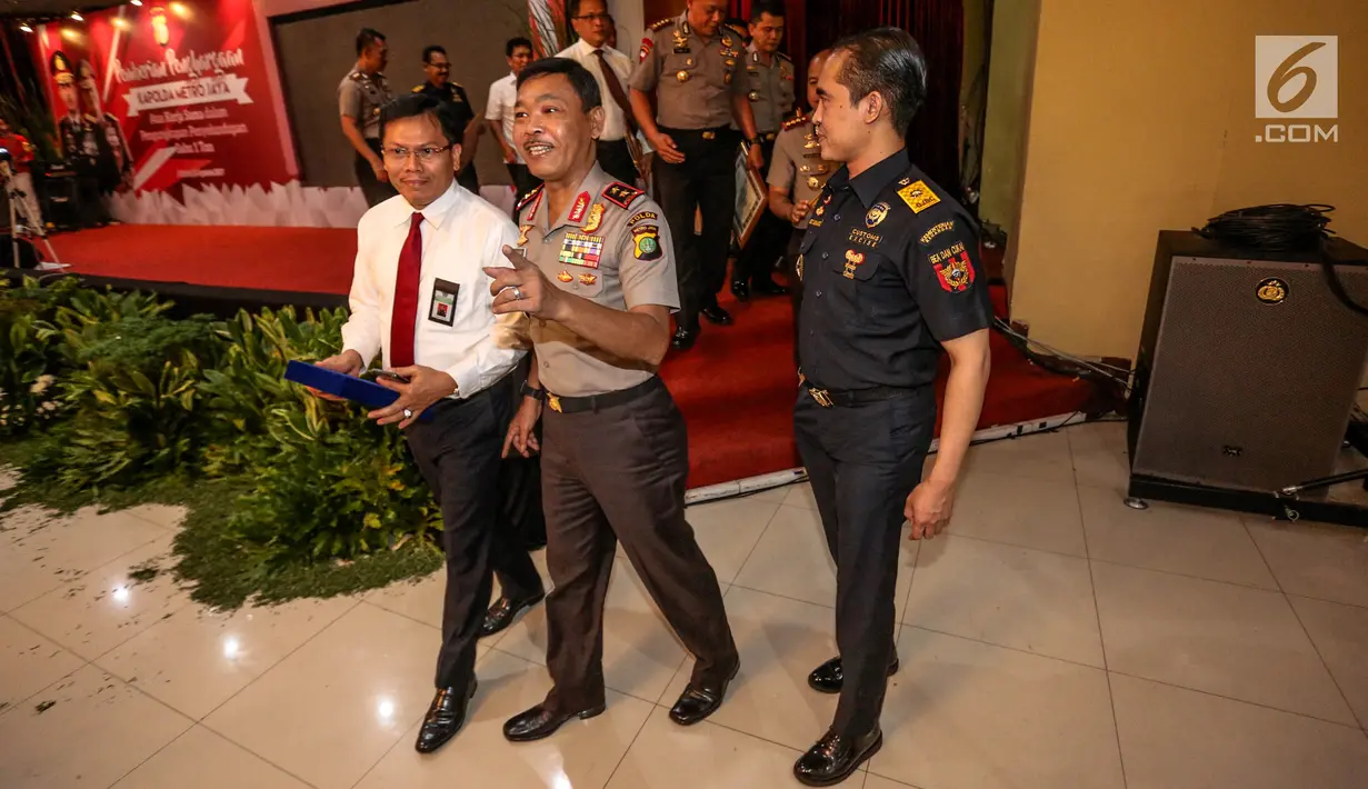 Kapolda Metro Jaya Irjen Idham Aziz usai memberikan penghargaan kepada anggota berprestasi yang mengungkap penyelundupan 1 ton sabu sindikat internasional di Balai Polda Metro Jaya, Jakarta, Selasa (8/8). (Liputan6.com/Faizal Fanani)