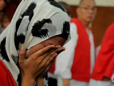 Asyifa Ramadhani menangis saat mendengar tuntutan Jaksa di Pengadilan Negeri, Jakpus, Selasa (4/11/2014).(Liputan6.com/Faisal R Syam)