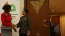 Menteri Luar Negeri Retno Marsudi (kanan) menerima Menlu Afrika Selatan Maite Nkoana-Mashabane disela acara Konferensi Tingkat Tinggi (KTT) Asia-Afrika di Jakarta Covention Center, Minggu (19/4/2015). (Liputan6.com/Herman Zakharia)