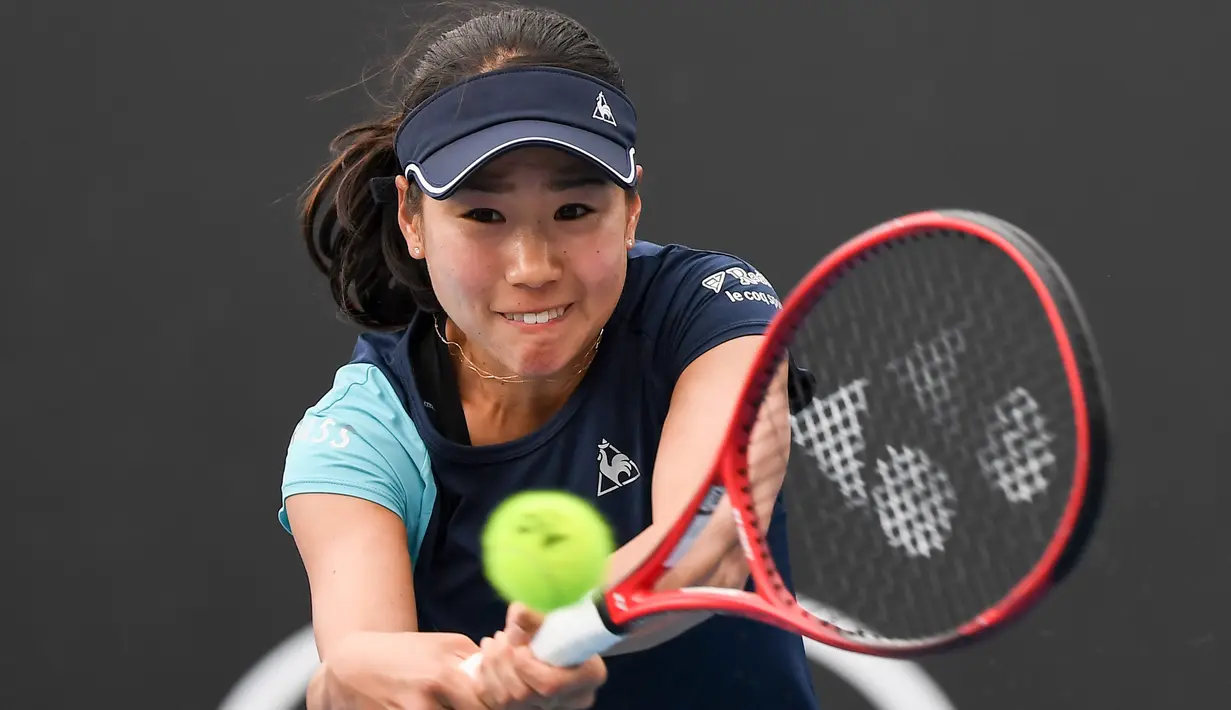 Petenis Jepang, Nao Hibino, memukul bola saat melawan petenis Yunani, Maria Sakkari, pada laga Australia Open di Melbourne, Selasa (21/1). (AFP/Manan Vatsyayana)