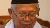 Bakal calon wakil presiden Ma'ruf Amin berdoa saat menggelar pertemuan dengan pengurus PBNU di Jakarta, Selasa (14/8). Sejumlah pengurus PBNU mendoakan Ma'aruf Amin melaksanakan ibadah haji. (Merdeka.com/Imam Buhori)