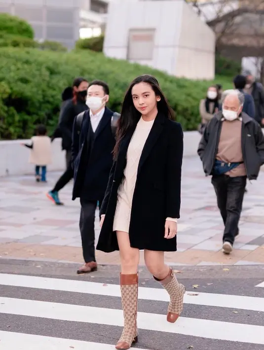 Sepatu bot ini hadir dengan tumit rendah dan logo monogram Gucci pada keseluruhan sepatu. Terdapat pula detail gesper di masing-masing sisi sepatu. @lyodraofficial.