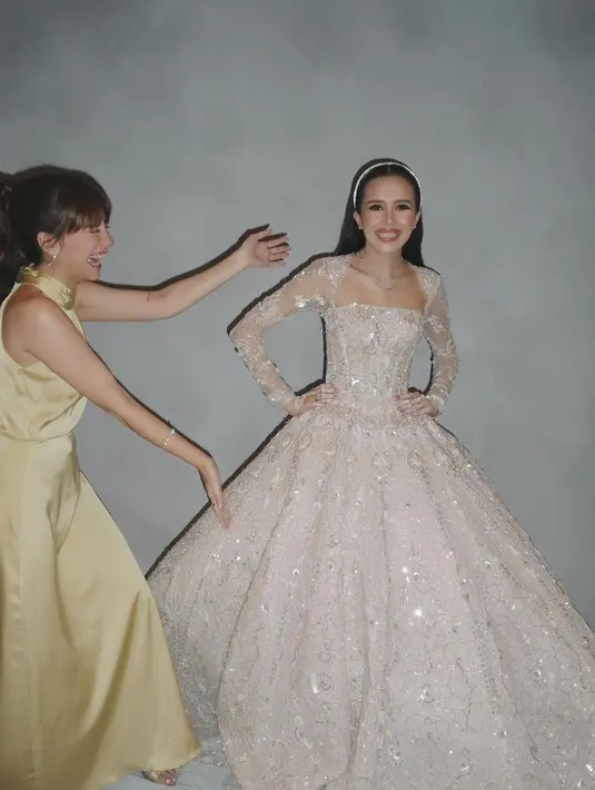 Cassandra Lee menjadi salah satu dari dua sahabat dekat Beby Tsabina yang mendapatkan seragam bridesmaid berbeda dari bridesmaid lainnya. [Foto: Instagram/cassandraslee]