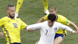 Aksi pemain Korea Selatan, Son Heung-min melewati adangan dua pemain Swedia pada laga grup E Piala Dunia 2018 di Nizhny Novgorod stadium, Nizhny Novgorod, Rusia, (18/6/2018). Swedia menang 1-0. (AP/Michael Sohn)