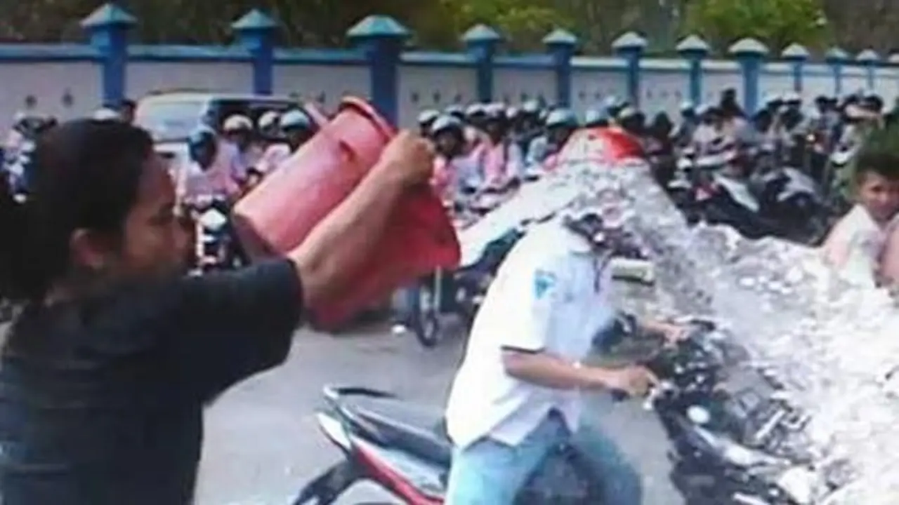 Kumpulan Aksi Ibu-Ibu di Jalan Raya yang Bikin Geregetan