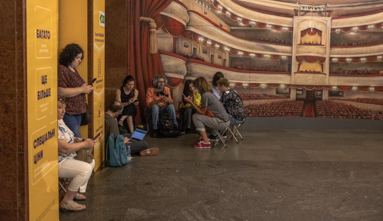 Ketika Rusia memulai invasinya ke Ukraina pada 24 Februari, 47 stasiun bawah tanah dari sistem metro Kiev bersama-sama menampung sekitar 40.000 orang. (Roman PILIPEY / AFP)