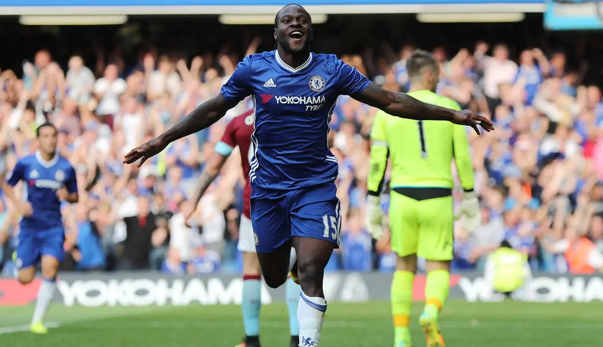 Striker Chelsea, Victor Moses, merayakan gol yang dicetaknya ke gawang Burnley. Tiga gol The Blues dicetak oleh Eden Hazard, Willian dan Victor Moses. (Reuters/Eddie Keogh)