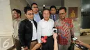 Komisioner KY Taufiqurrohman Syahuri (tengah) usai diperiksa Subdit II Bareskrim, Jakarta, Senin (28/9/2015). Taufiqurrohman diperiksa sebagai tersangka dalam kasus dugaan pencemaran nama baik hakim Sarpin Rizaldi. (Liputan6.com/Helmi Afandi)