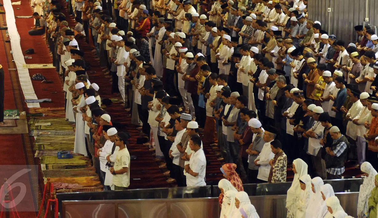 Imam memimpin pelaksanaan shalat tarawih pertama Ramadan 1437 H di masjid Istiqlal, Jakarta, Minggu (5/6/2016). Berdasar, hasil sidang isbat ditetapkan 1 Ramadan jatuh pada Senin (6/6/2016). (Liputan6.com/Helmi Fithriansyah)