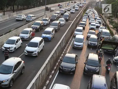 Kendaraan terjebak kemacetan di Jalan Casablanca, Jakarta, Sabtu (6/10). Adanya JLNT Kampung Melayu-Tanah Abang di kawasan tersebut tidak berdampak signifikan untuk mengurai kemacetan akibat tingginya volume kendaraan. (Liputan5.com/Immanuel Antonius)