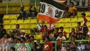 Suporter mengibarkan bendera jelang menyaksikan laga Persija melawan Timnas Indonesia U-22 di Stadion Patriot Candrabhaga, Bekasi, Rabu (5/4). Laga Persija melawan Timnas Indonesia U-22 berakhir imbang 0-0. (Liputan6.com/Helmi Fithriansyah)