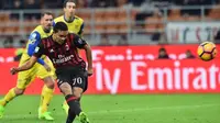 Striker AC Milan Carlos Bacca mengeksekusi penalti saat menghadapi Chievo Verona di San Siro, Milan, Sabtu (4/3/2017). (AFP/Giuseppe Cacace)
