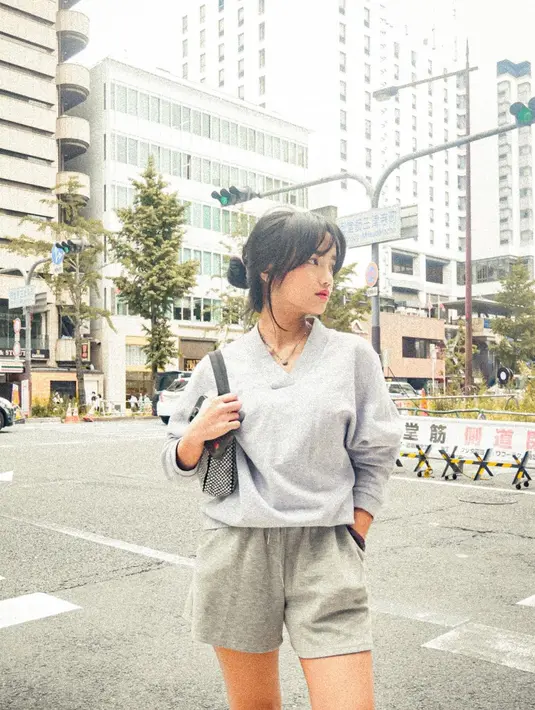 Fuji dengan tampilan kasualnya yang serasi. Atasan sweatshirt berwarna abu-abu dipadu short pants senada. Ia tampak membawa mini bagnya dan menata rambutnya dengan gaya messy look yang menawan. Foto: Instagram.