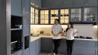 6 Potret Dapur Rumah Rizky Nazar Bentuk L, Desain Modern dengan Warna Anti Mainstream