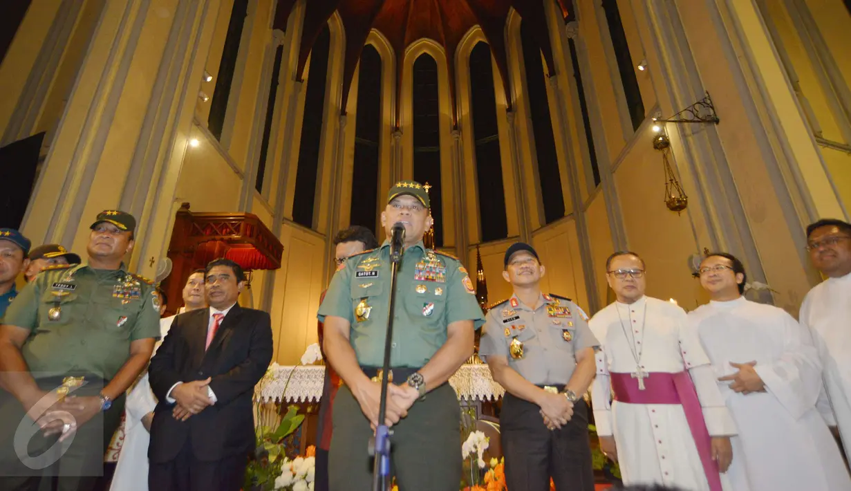 Panglima TNI Gatot Nurmantyo memberi sambutan saat menghadiri misa natal di Gereja katedral, Jakarta, Sabtu (24/12). Dalam malam misa natal kali ini dihadiri juga Mendagri Tjahjo Kumolo dan para pejabat lainnya. (Liputan6.com/Helmi Afandi)