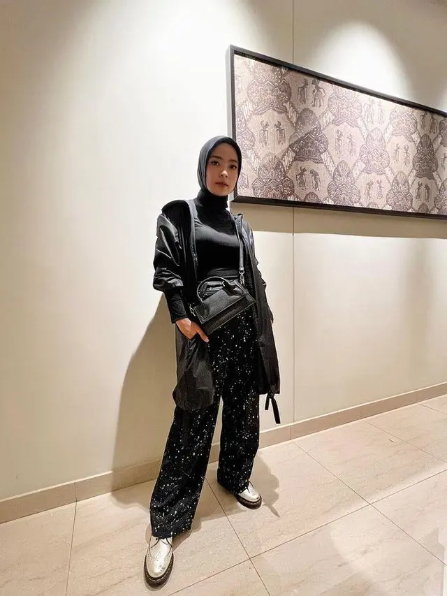 9 Ide Outfit Hijab Casual ala Cewek Kue, Cewek Mamba, dan Cewe Bumi dari Irish Bella hingga Putri Delina
