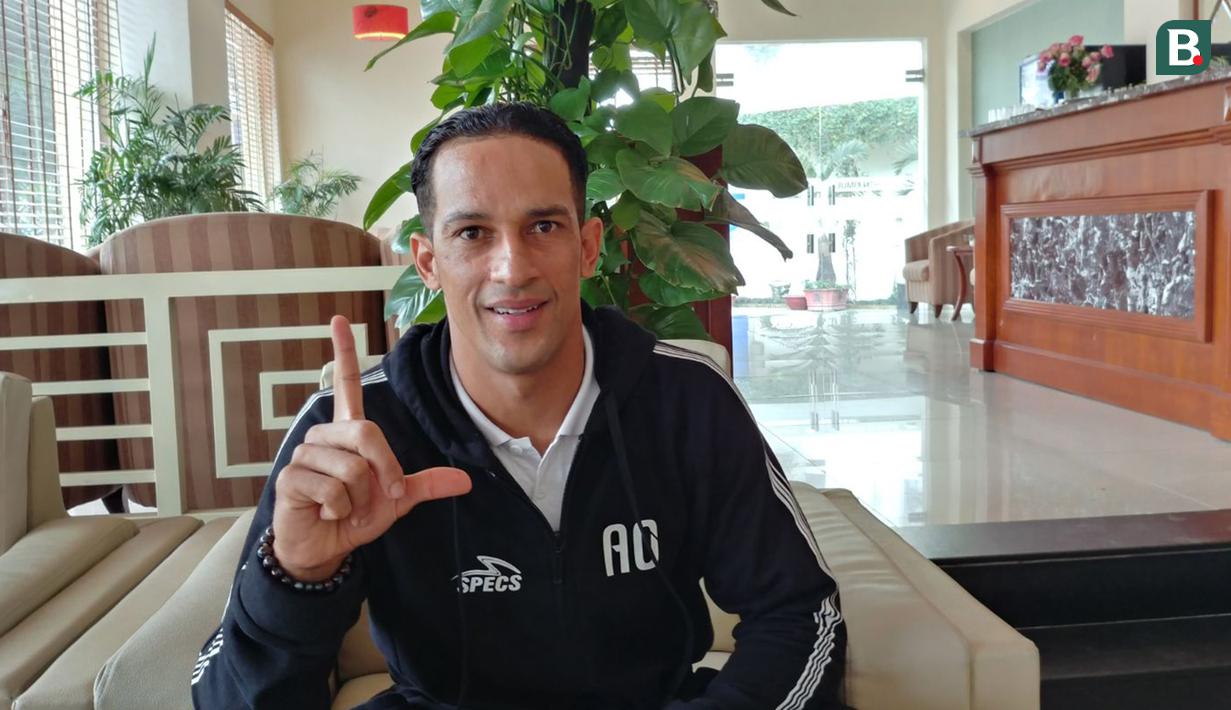 Striker Persija Jakarta, Addison Alves, berpose dengan salam jempol telunjuk saat berada di Hotel Saigon Kimlien, Vietnam, Selasa (6/3/2018). Persija melakoni laga Piala AFC melawan Song Lam Nghe An. (Bola.com/Reza Khomaini)