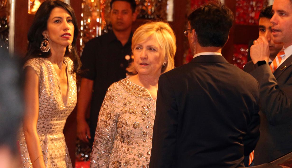 Mantan Menteri Luar Negeri AS, Hillary Clinton tiba untuk menghadiri pernikahan Isha Ambani dan Anand Piramal di Mumbai, Rabu (12/12). Isha merupakan putri orang terkaya di India menurut Forbes, Mukesh Ambani. (AP Photo)