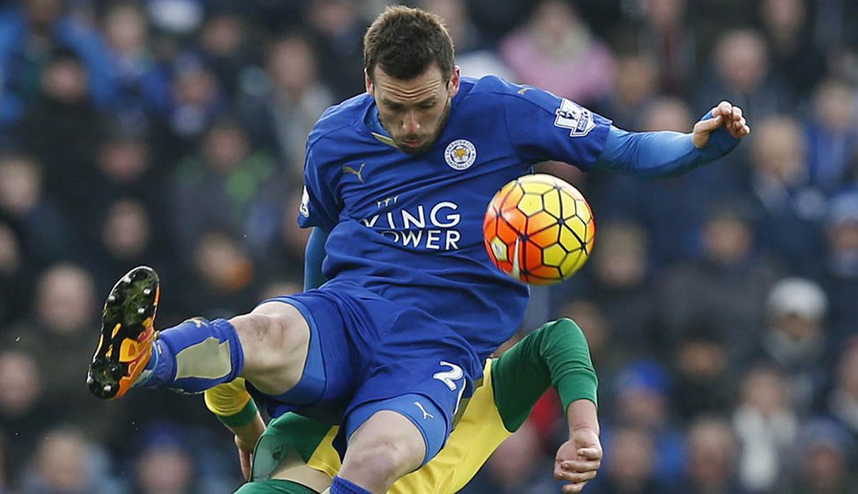 6. Pemain Leicester, Christian Fuchs, duel udara dengan pemain Norwich pada laga Liga Premier Inggris di Stadion King Power, Sabtu (27/2/2016). Leicester berhasil menaklukan Norwich 1-0. (Reuters/Andrew Yates)