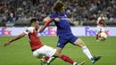 Bek Chelsea, David Luiz, berebut bola dengan striker Arsenal, Pierre-Emerick Aubameyang, pada laga final Liga Eropa di Baku Olympic Stadium, Kamis (30/5) dini hari WIB. Chelsea menang 4-1 atas Arsenal. (AP Photo/Luca Bruno)