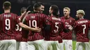 Para pemain AC Milan merayakan gol yang dicetak Zlatan Ibrahimovic ke gawang Torino pada laga Coppa Italia di Stadion San Siro, Milan, Selasa (28/1). Milan menang 4-2 atas Torino. (AFP/Miguel Medina)