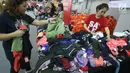 Pengunjung memilih produk yang ditawarkan dalam Nike Bazaar di Mal Grand Indonesia, Jakarta, Rabu (23/8). Nike memberi diskon hingga mencapai 90 persen pada acara yang berlangsung sejak 21 hingga 27 Agustus 2017 mendatang. (Liputan6.com/Immanuel Antonius)