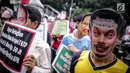 Peserta aksi mengenakan topeng sejumlah tokoh yang diduga terlibat kasus e-KTP saat menggelar unjuk rasa di depan Gedung KPK, Jakarta, Rabu (29/11). Mereka meminta KPK untuk mengusut kasus e-KTP lebih dalam lagi. (Liputan6.com/Faizal Fanani)