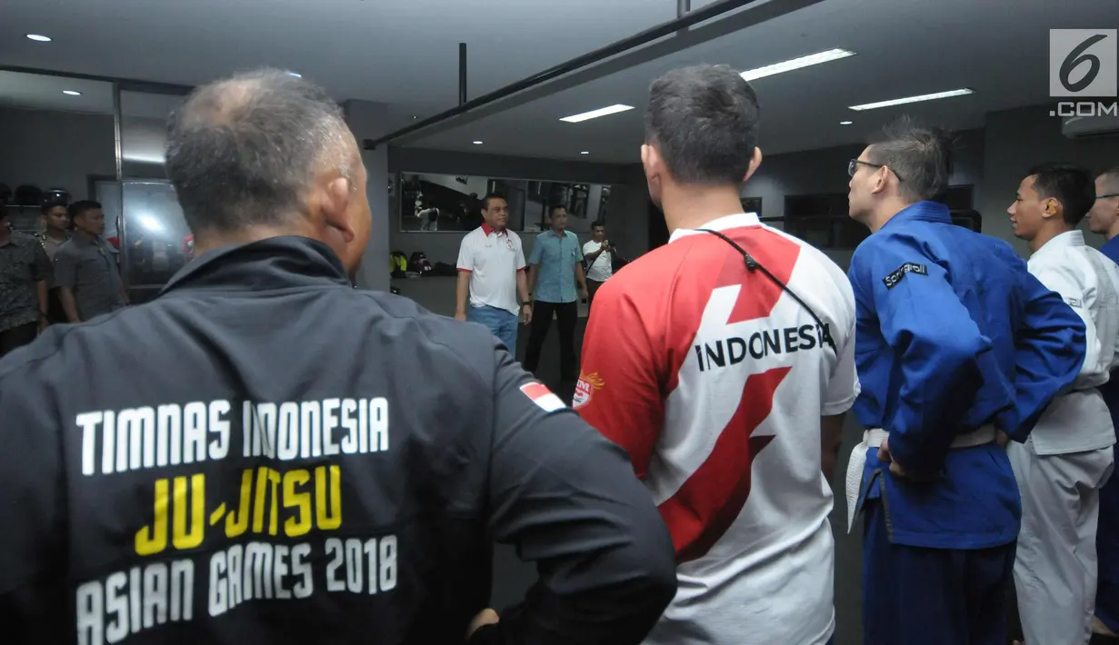 CdM Asian Games 2018, Komjen Pol. Syafruddin meninjau pelatnas olahraga jiu jitsu di Kawasan Senayan, Jakarta, Selasa (10/4). Kunjungan ini untuk memantau persiapan jelang laga di Asian Games 2018. (Liputan6.com/Helmi Fithriansyah)