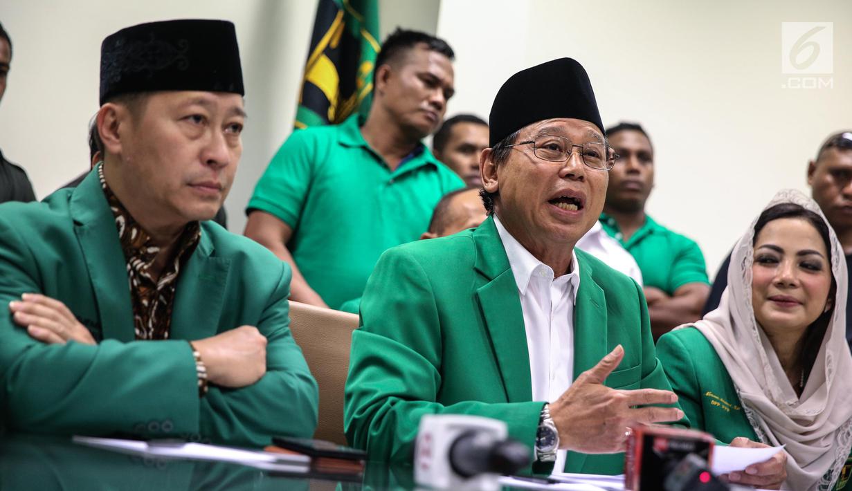 Ketum PPP Djan Faridz menangis saat memberikan penjelasan dalam konferensi pers di DPP PPP, Jakarta, Kamis (20/7). Djan meminta seluruh kader dan simpatisan PPP di seluruh Indonesia untuk bersabar menunggu keputusan hukum. (Liputan6.com/Faizal Fanani)