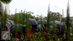 Payung hitam yang menjadi ciri khas aksi Kamisan di depan Istana Merdeka, Jakarta, Kamis (27/10). Aksi Kamisan ini merupakan aksi yang ke-456. (Liputan6.com/Gempur M Surya)