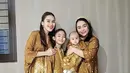 Lebaran hari ke tiga, Ayu dan keluarga menggenakan  pakaian serba cokelat motif batik. Dengan atasan model kaftan dipadukan skirt panjangnya. Credit: Instagram (@ayutingting92)