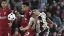 Penyerang Liverpool Luis Diaz berebut bola dengan bek Ajax Amsterdam Jorge Sanchez pada pertandingan kedua Grup A Liga Champions 2022/2023 di Stadion Anfield, Rabu (14/9/2022) dini hari WIB. Liverpool menang susah payah saat menjamu Ajax berkat gol menit akhir bek Joel Matip. (AP Photo/Rui Vieira)