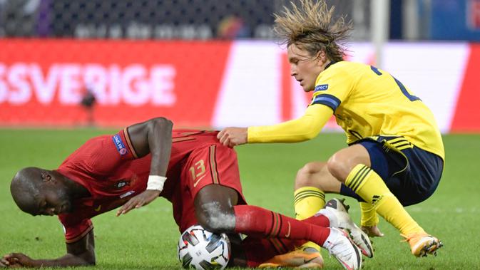 Gelandang timnas Portugal, Danilo Pereira (kiri) berebut bola dengan pemain timnas Swedia, Kristoffer Olsson pada laga UEFA Nations League A Group 3 di Friends Arena, Selasa (8/9/2020). Portugal kalahkan Swedia 2-0 lewat sepasang gol yang dicetak Cristiano Ronaldo. (Claudio Bresciani/TT via AP)