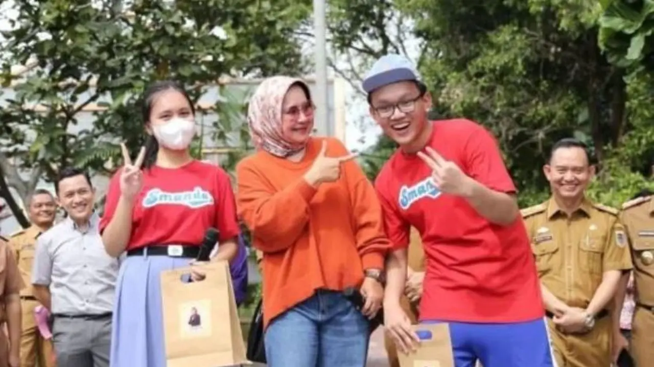 Istri Gubernur Lampung Tampil Modis dengan Tas Mewah Seharga Rp33 Juta dan Bergaya bak Anak Muda Pakai Sepatu Impor