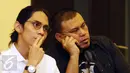 Sutradara film, Angga Sasongko (kiri) bersama Joko Anwar menyimak pertanyaan terkait dukungan pekerja film terhadap revisi PP Daftar Negatif Investasi Sektor Usaha Film di Jakarta, Selasa (9/2/2016). (Liputan6.com/Helmi Fithriansyah)