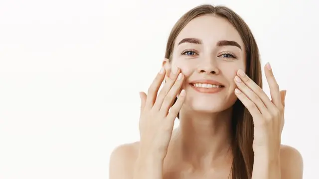 Menyamarkan Flek Hitam dan Mencerahkan Kulit Wajah