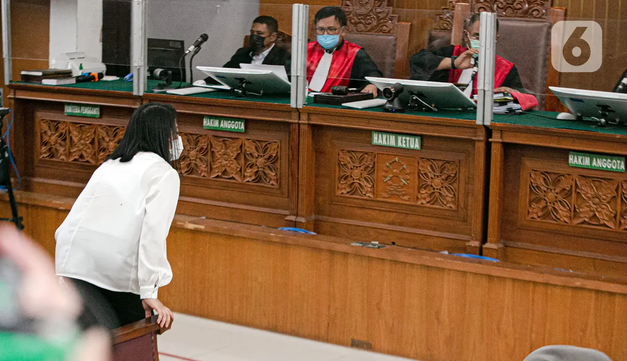 Terdakwa kasus pembunuhan berencana Nofriansyah Yosua Hutabarat atau Brigadir J, Putri Candrawathi menjalani sidang vonis di Pengadilan Negeri Jakarta Selatan, Senin (13/2/2023). Sebelumnya, sang suami Ferdy Sambo divonis hukuman mati oleh majelis hakim. (Liputan6.com/Faizal Fanani)