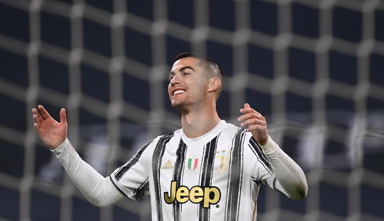 Striker Juventus, Cristiano Ronaldo, tampak kecewa usai gagal mencetak gol ke gawang Fiorentina pada laga Liga Italia di Turin, Rabu (23/12/2020). Fiorentina menang dengan skor 0-3. (Photo by Marco BERTORELLO / AFP)