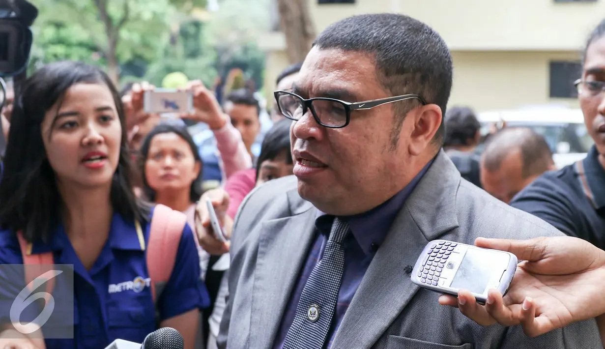 Pengacara Abdul Aziz, Razman Arif Nasution memberikan keterangan kepada wartawan mewakili kliennya yang tidak hadir dalam pemanggilan pemeriksaan, Jakarta, Rabu (24/2). Aziz akan diperiksa terkait bisnis prostitusi di kafenya. (Liputan6.com/Yoppy Renato)