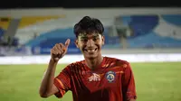 Pemain Timnas Indonesia U-17, Evandra Florasta, saat membela Arema All Stars di Stadion Kanjuruhan, Kamis (8/5/2025). (Bola.com/Iwan Setiawan)