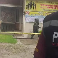 Pasca-ledakan bom rakitan, polisi berjaga-jaga di Gereja Katolik Stasi Santo Yoseph, Jalan Dr Mansyur, Medan, Sumut. (Liputan6.com/Reza Perdana)